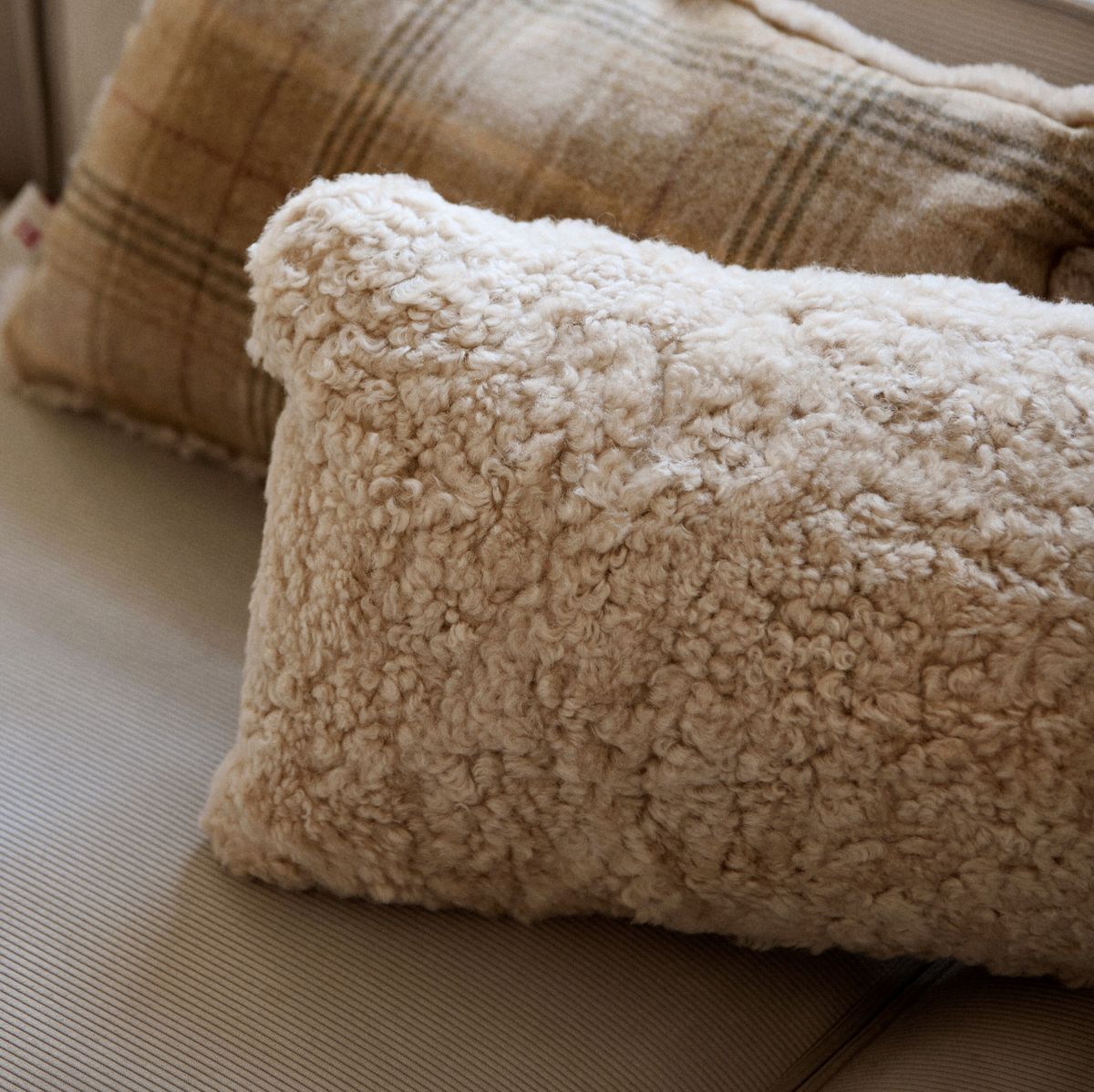 Coussin en laine courte de mouton Anthracite