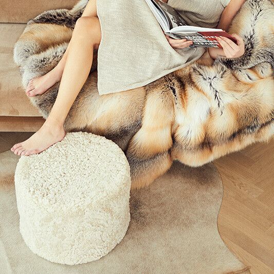 Pouf court en laine bouclée de mouton Anthracite