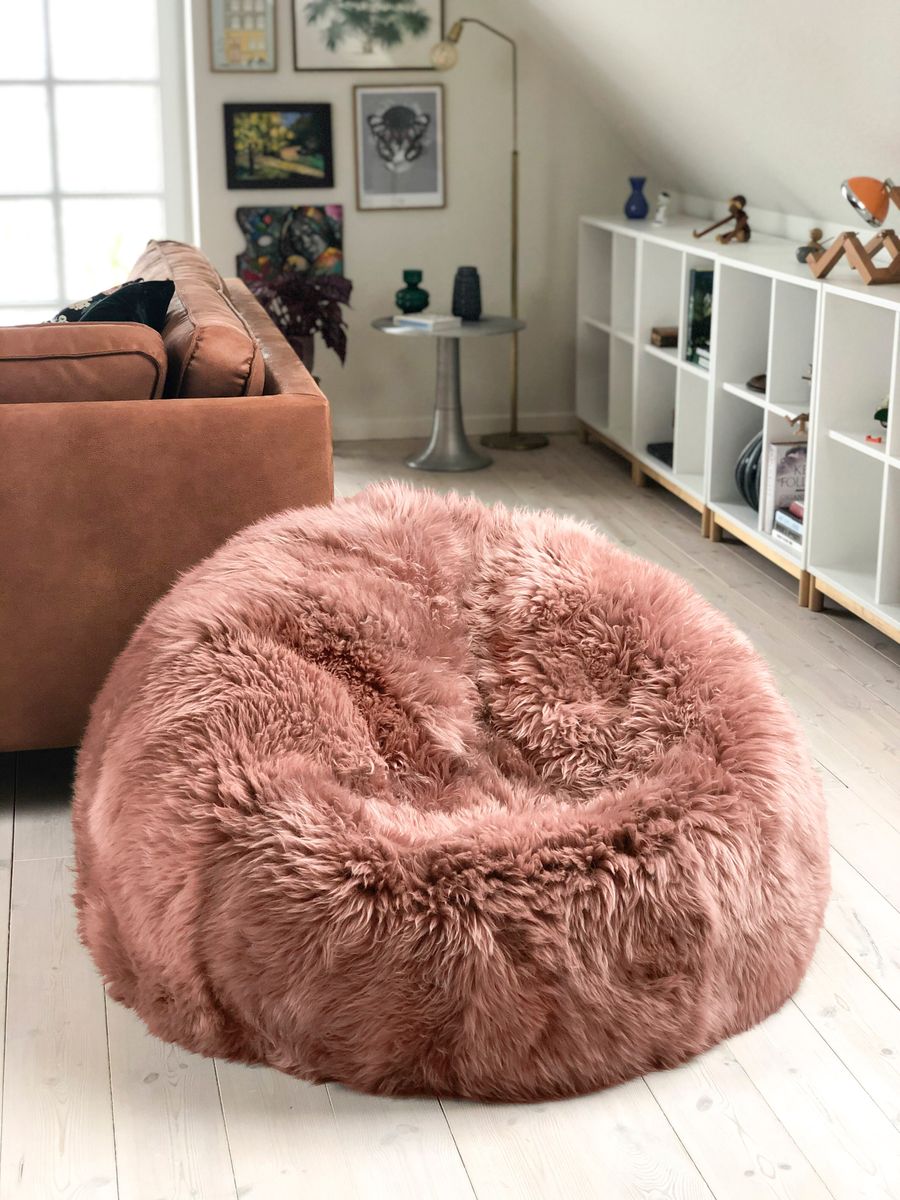 Pouf rond en peau de mouton à laine longue Rose