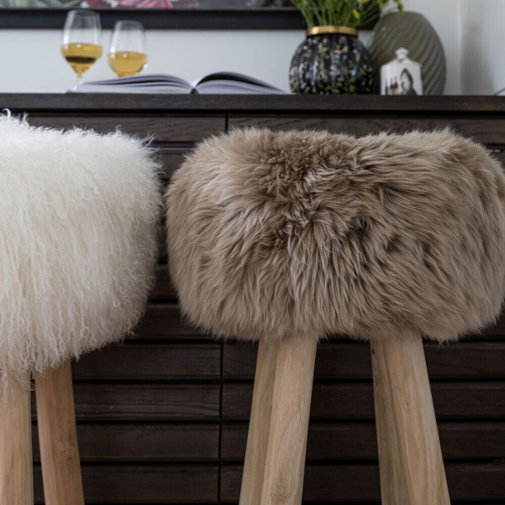 Tabouret de bar Theo + housse | Pieds en chêne | Peau de mouton de Nouvelle-Zélande Noyer