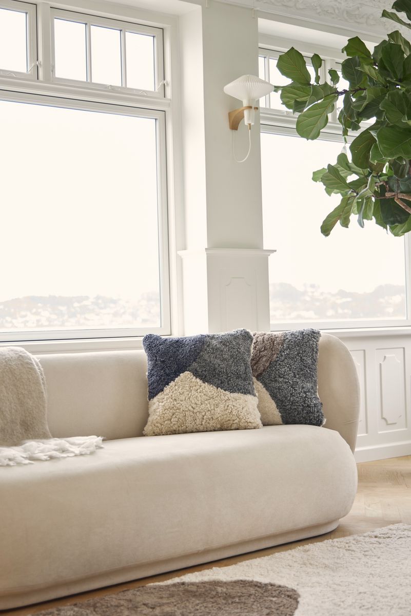 Coussin en laine courte de mouton Taupe/Gris foncé/Beige