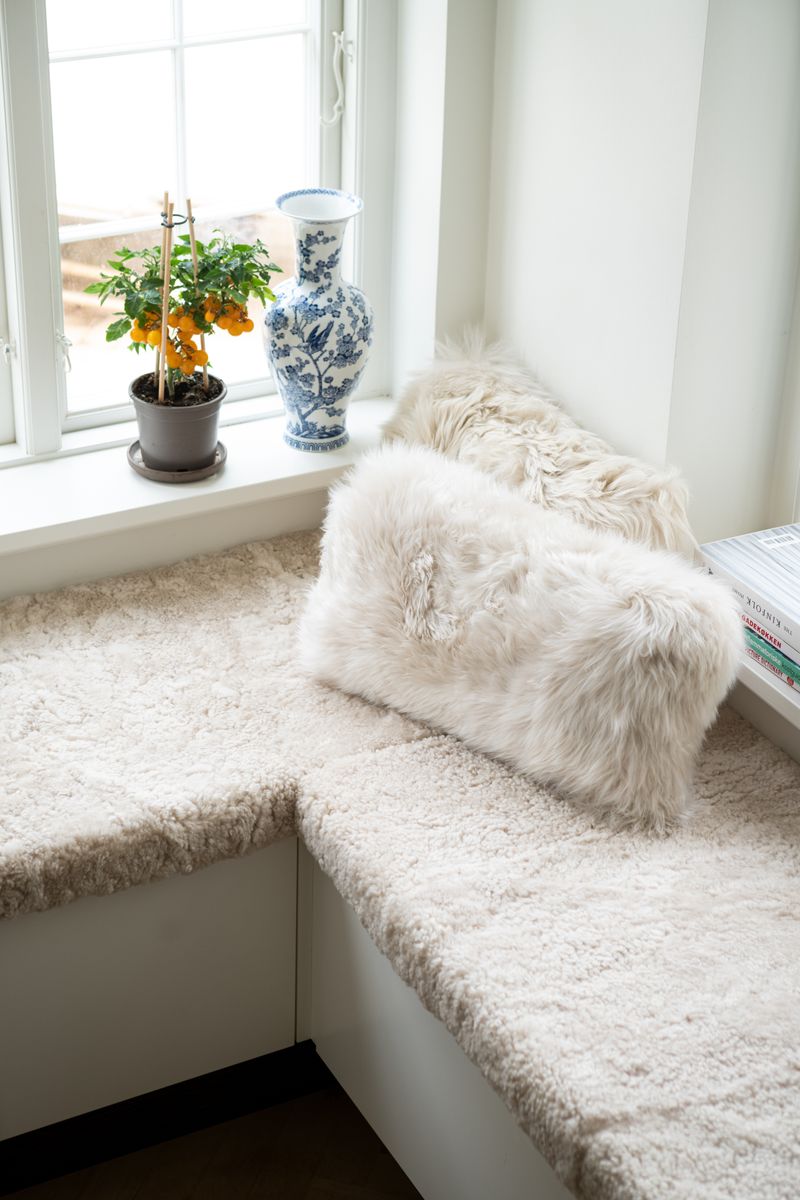 Coussin en peau de mouton longue laine Noir