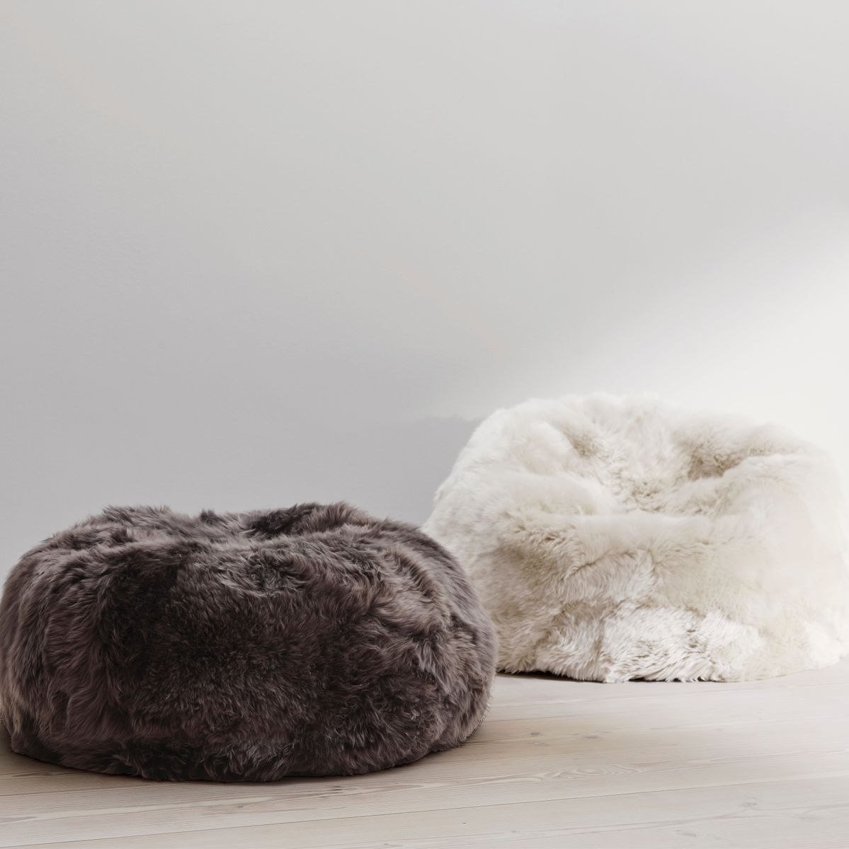 Pouf rond en peau de mouton à laine longue Noir