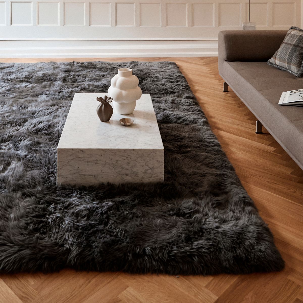 Tapis design en laine et peau de mouton Noir