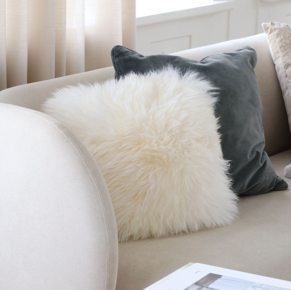 Coussin en peau de mouton longue laine Aubergine