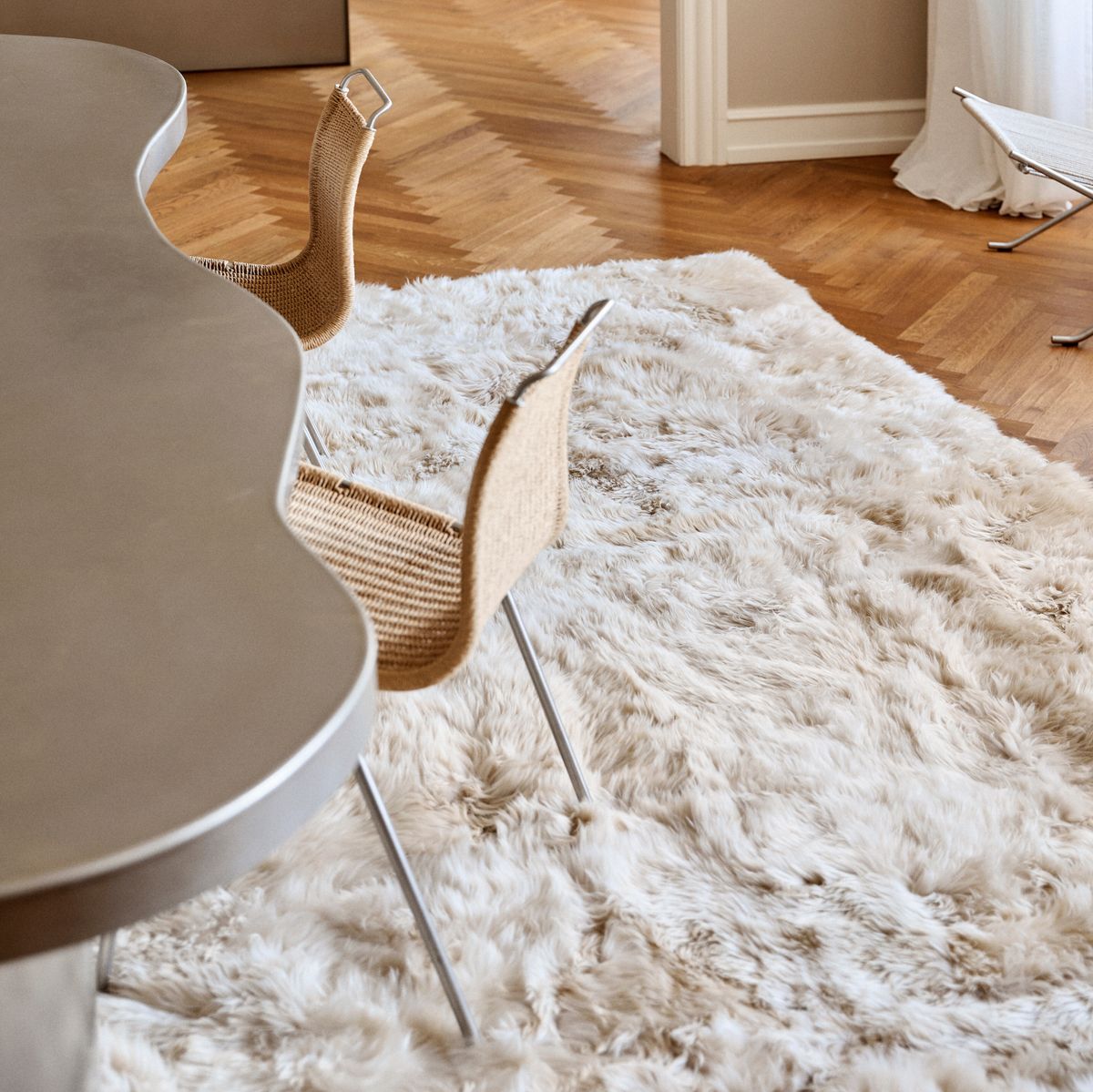 Tapis design en laine et peau de mouton Noir
