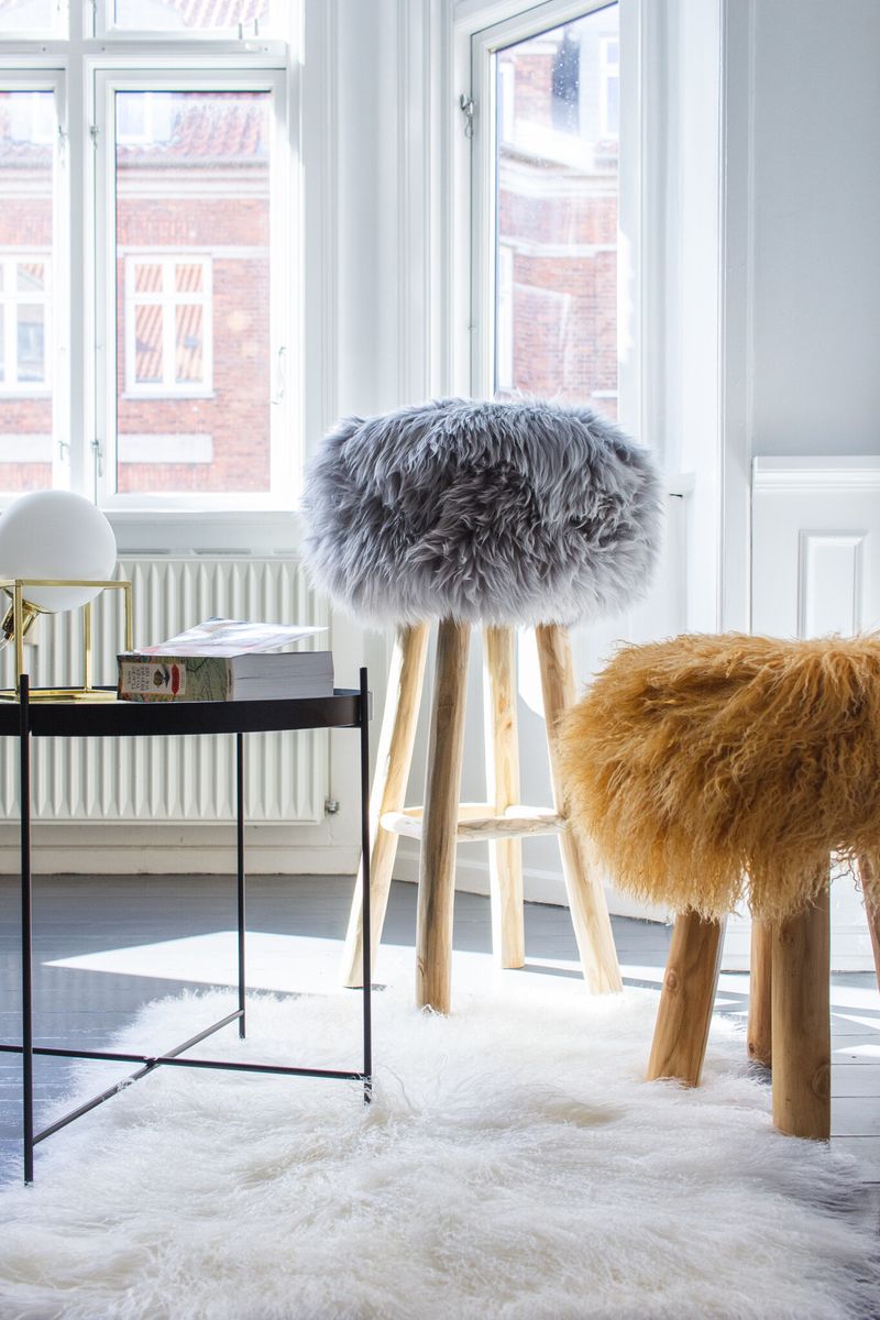 Tabouret de bar Theo + housse | Pieds en chêne | Peau de mouton du Tibet Lever de soleil arctique