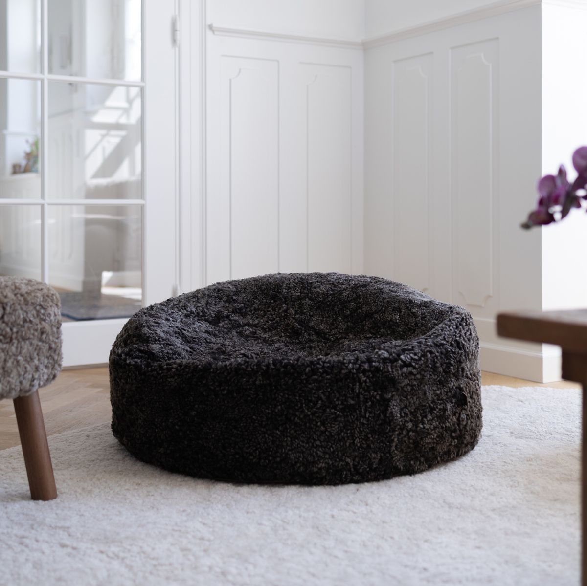 Pouf rond en peau de mouton à laine courte Anthracite
