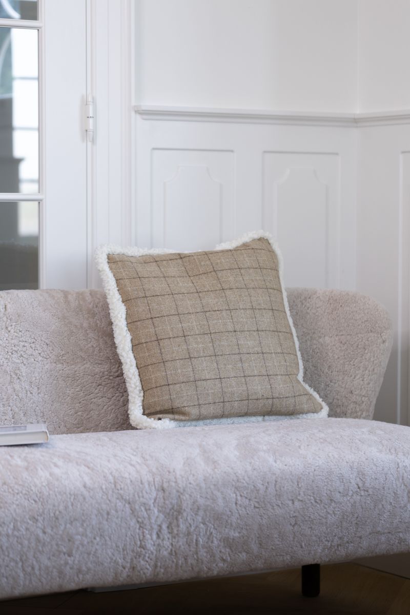 Coussin en laine courte de mouton Avoine-Beige/Ivoire