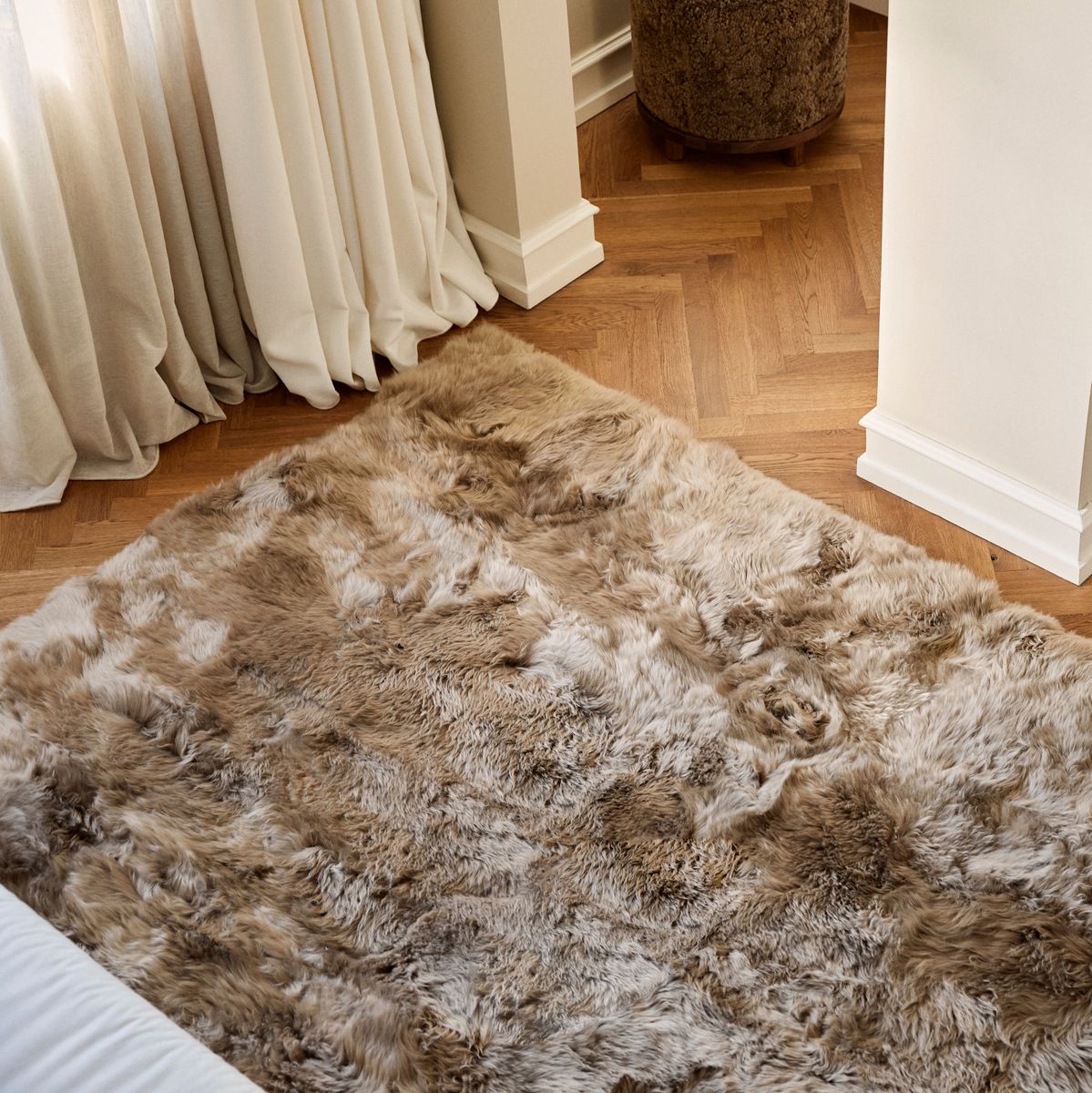 Tapis design en laine et peau de mouton Noir
