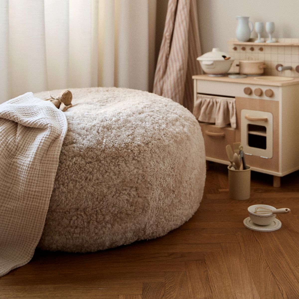 Pouf rond en peau de mouton à laine courte Anthracite