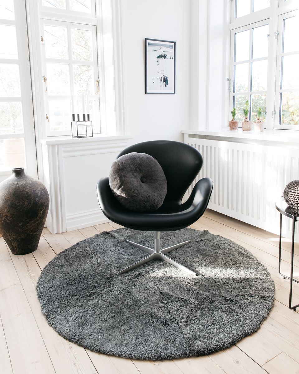 Tapis design en peau de mouton bouclée à laine courte Ø140 cm Gris Léger