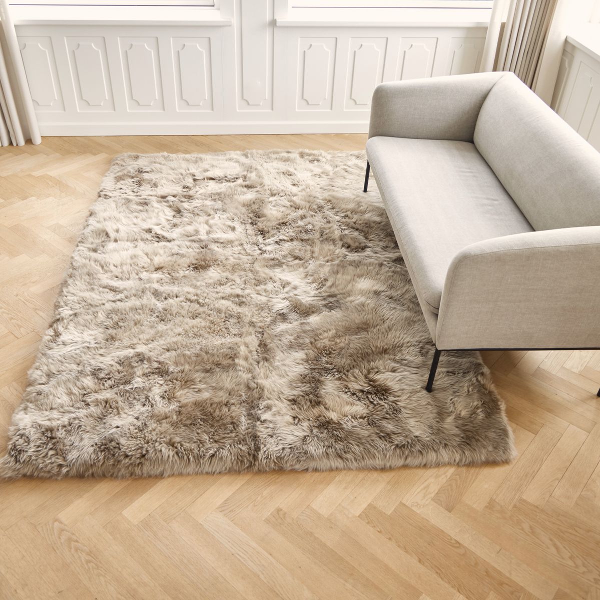 Tapis design en laine et peau de mouton Noir
