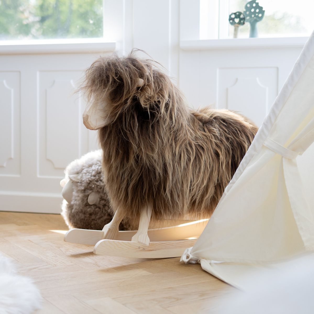 Mouton à bascule en peau de mouton à laine courte Ivoire