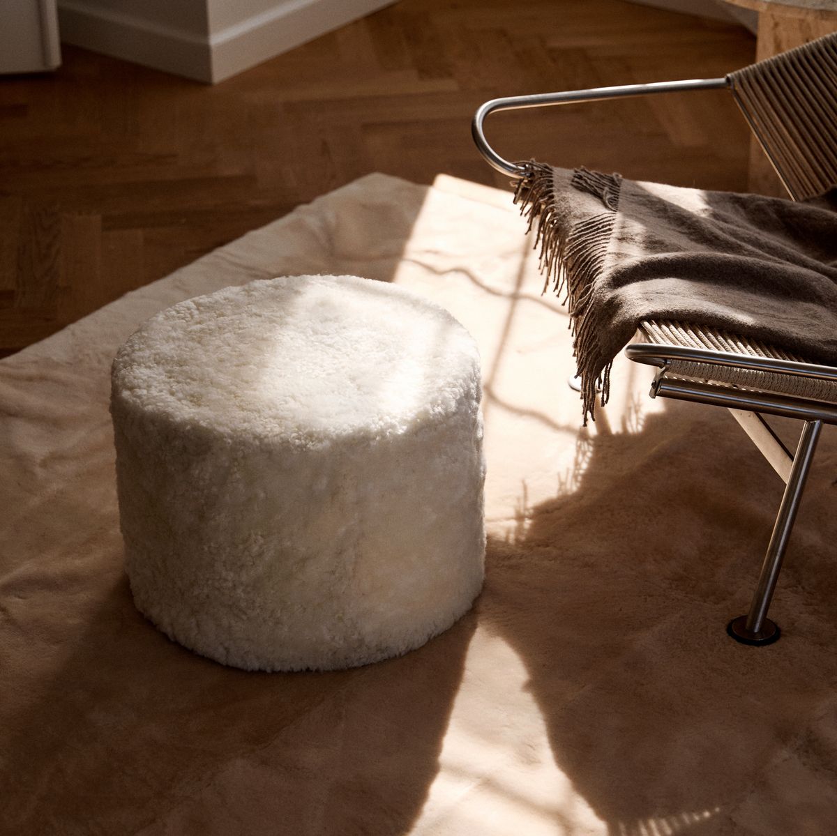 Pouf court en laine bouclée de mouton Anthracite