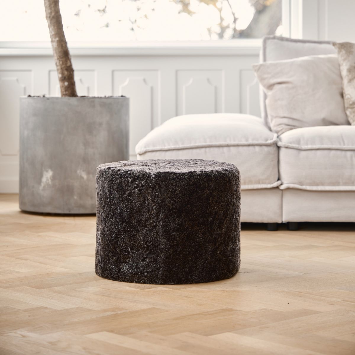 Pouf court en laine bouclée de mouton Anthracite