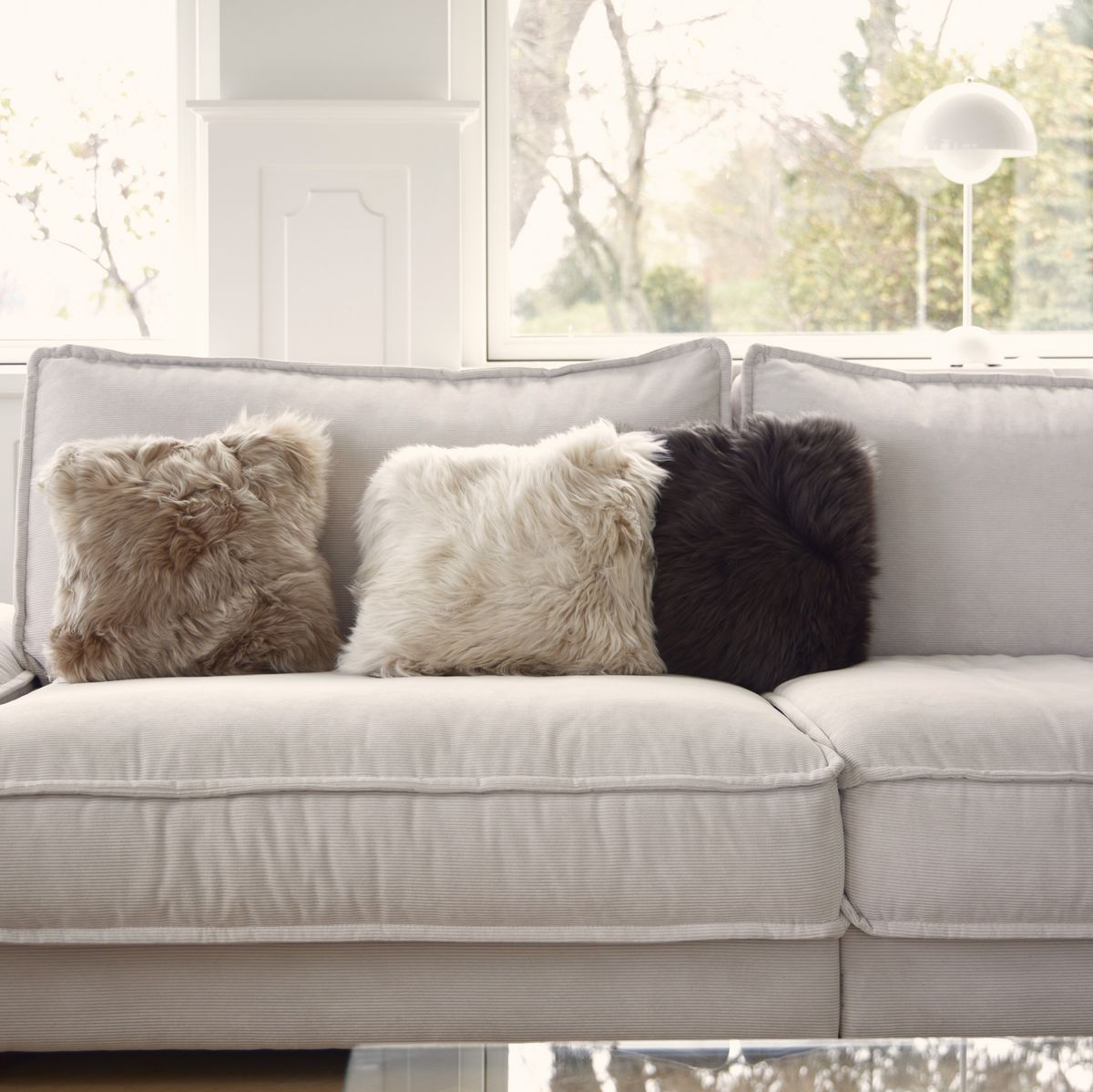 Coussin en peau de mouton longue laine Aubergine
