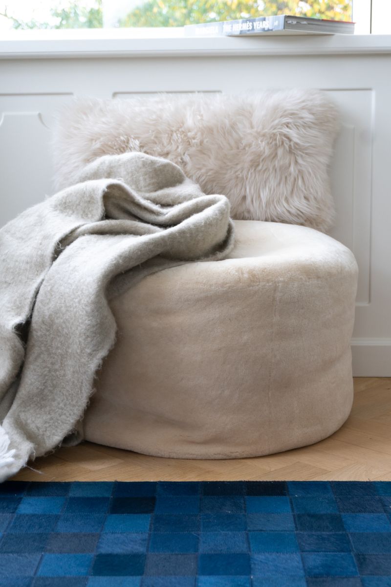 Coussin en peau de mouton longue laine Linge