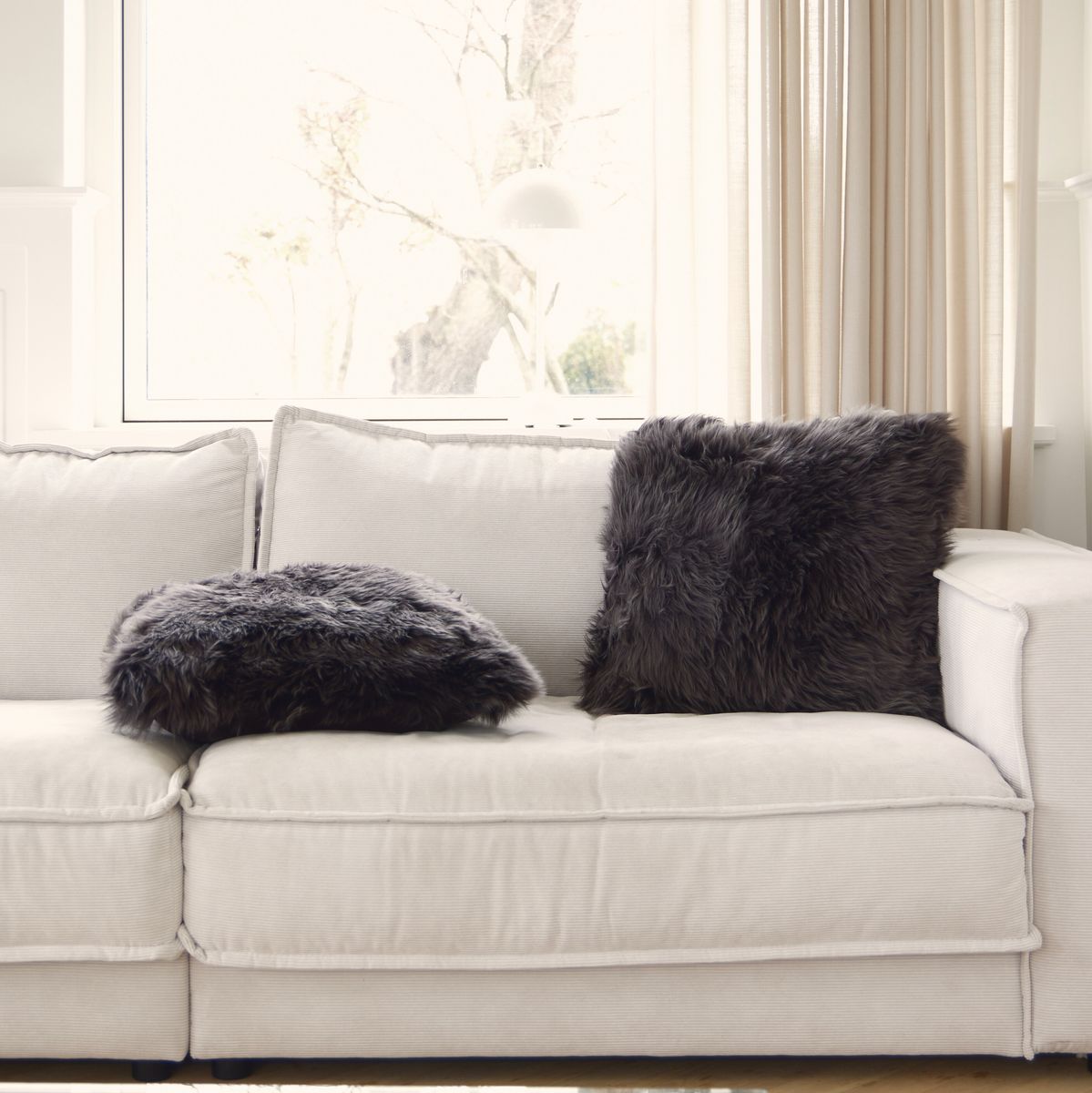 Coussin en peau de mouton longue laine Aubergine