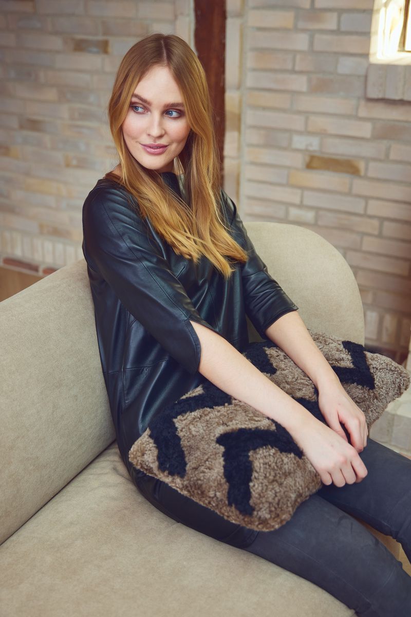 Coussin en laine courte de mouton Taupe/Noir