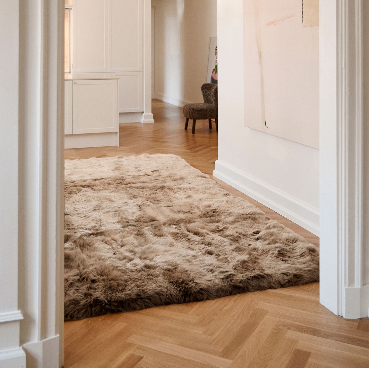 Tapis design en laine et peau de mouton Noir