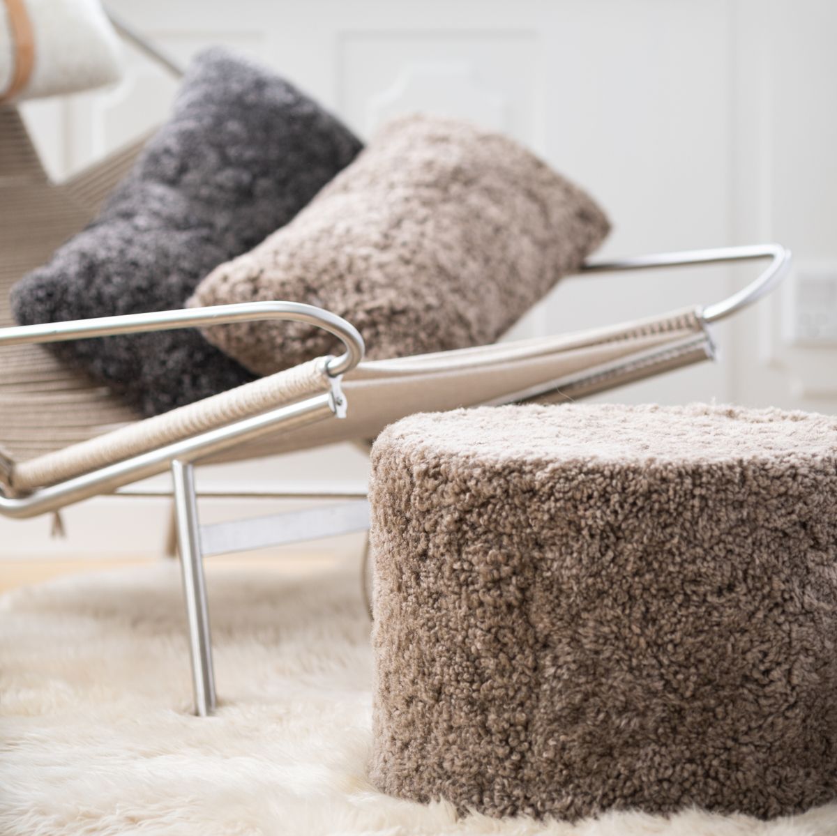 Pouf court en laine bouclée de mouton Anthracite