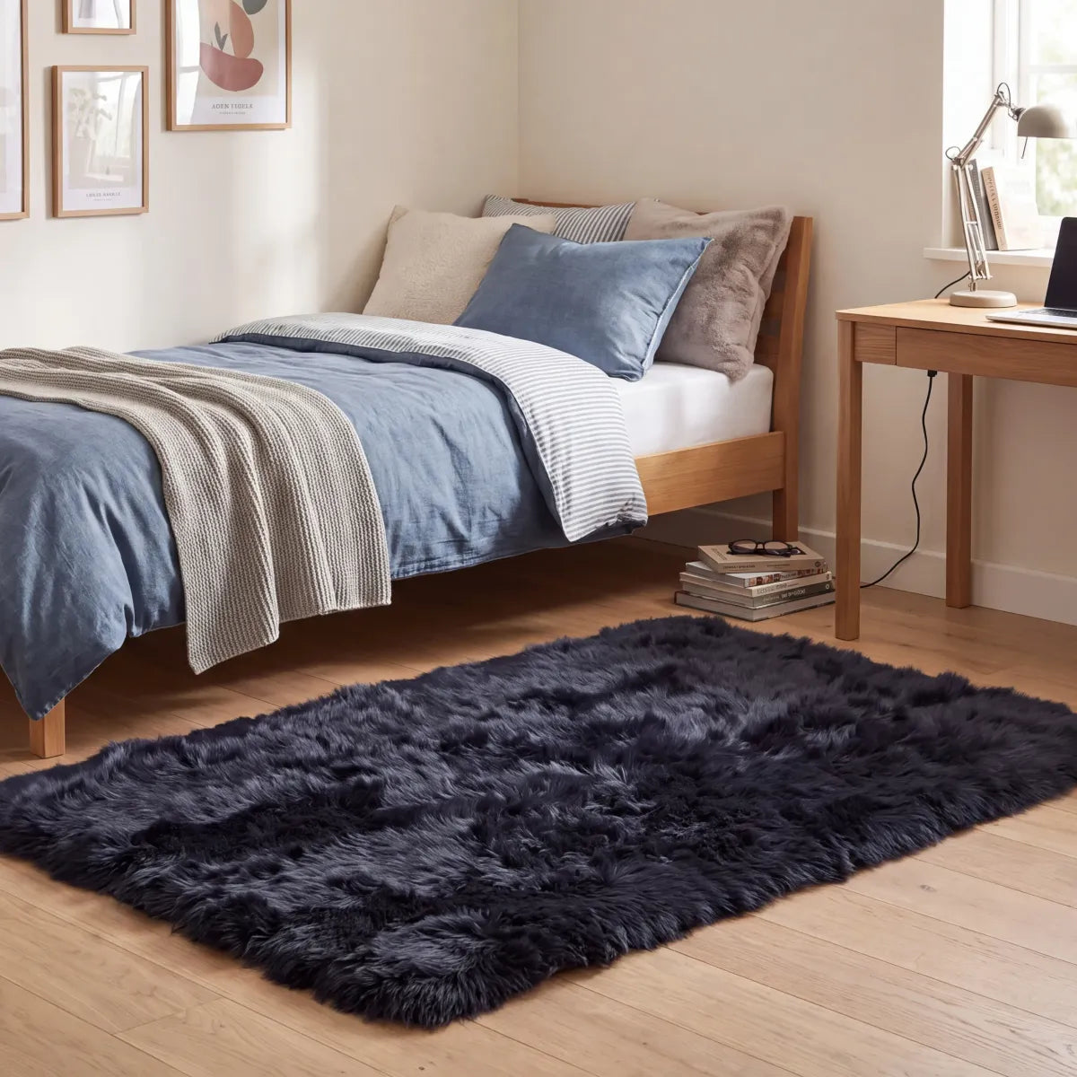 Tapis design en laine et peau de mouton Marine