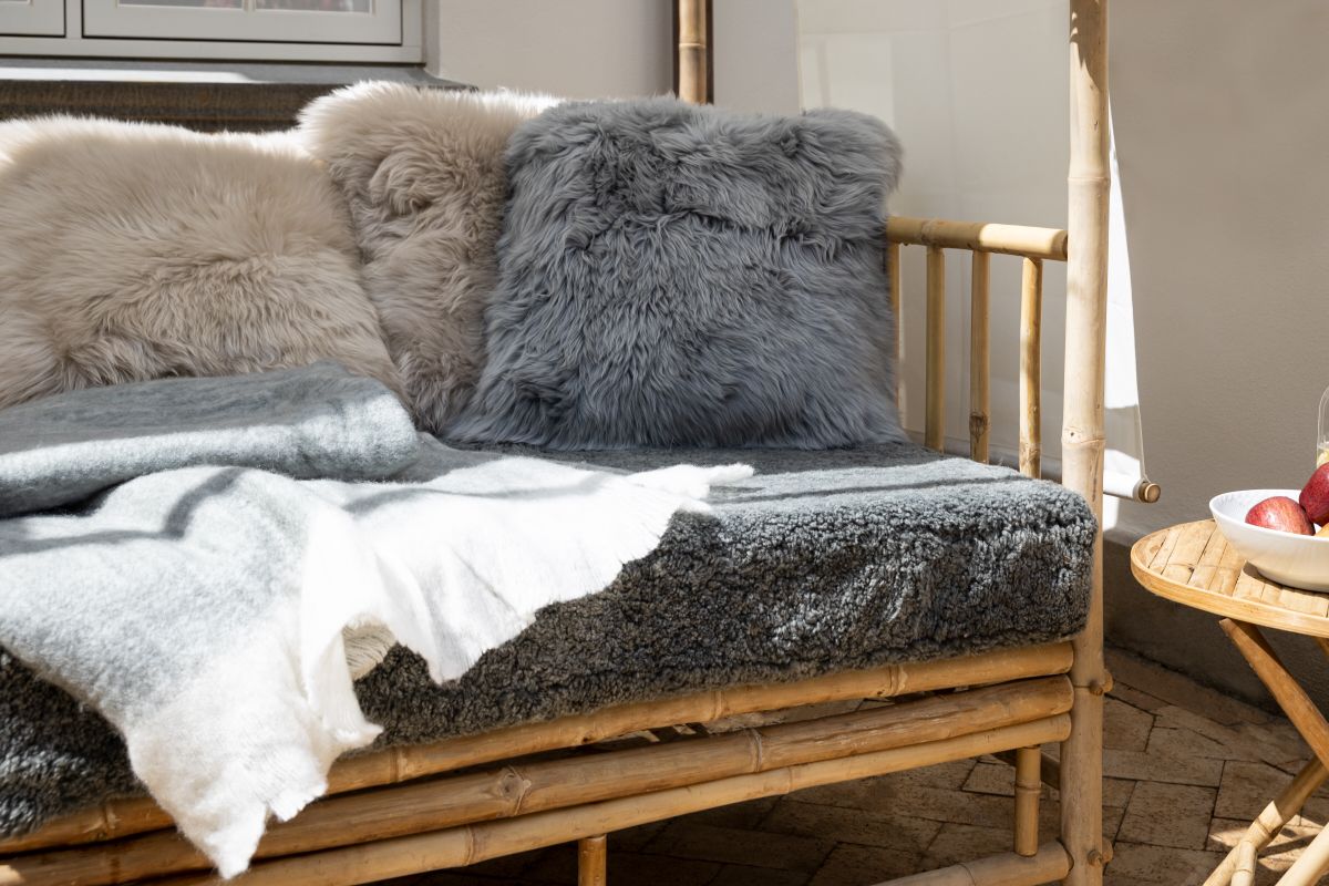 Coussin en peau de mouton longue laine Acier