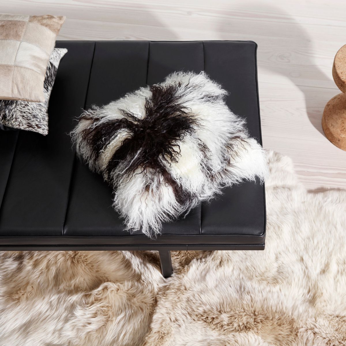 Coussin en peau de mouton bouclée Lever de soleil arctique