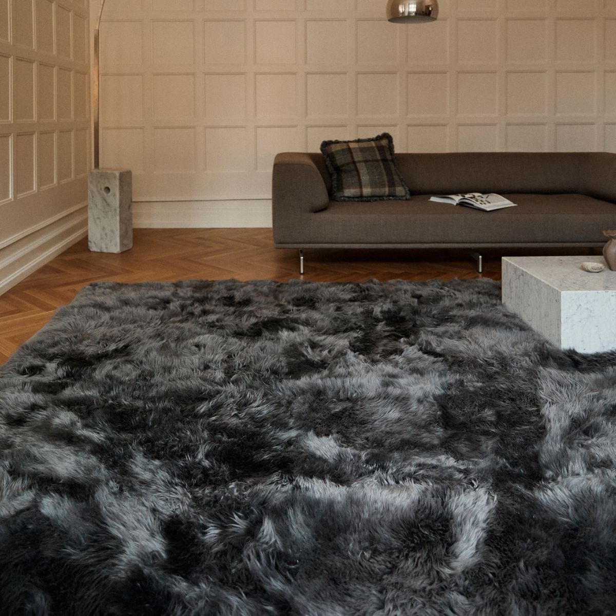 Tapis design en laine et peau de mouton Noir