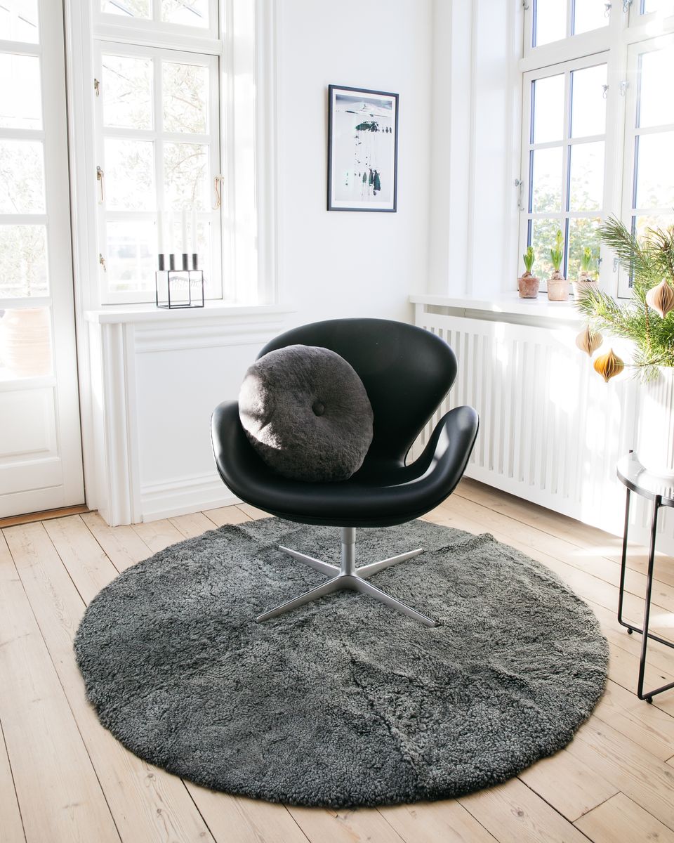 Tapis design en peau de mouton bouclée à laine courte Ø140 cm Gris Léger