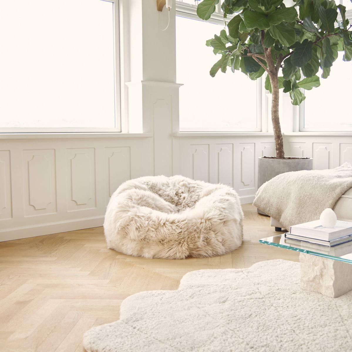 Pouf rond en peau de mouton à laine longue Noir