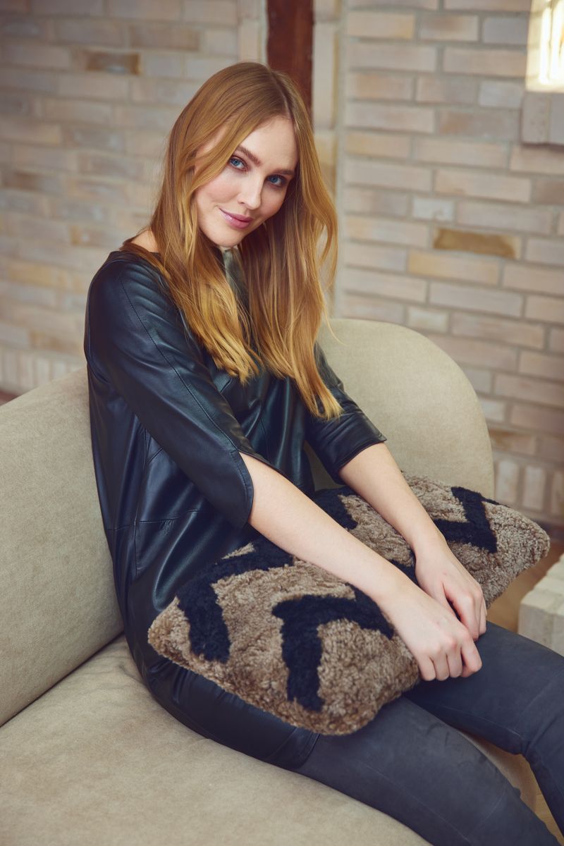 Coussin en laine courte de mouton Taupe/Noir