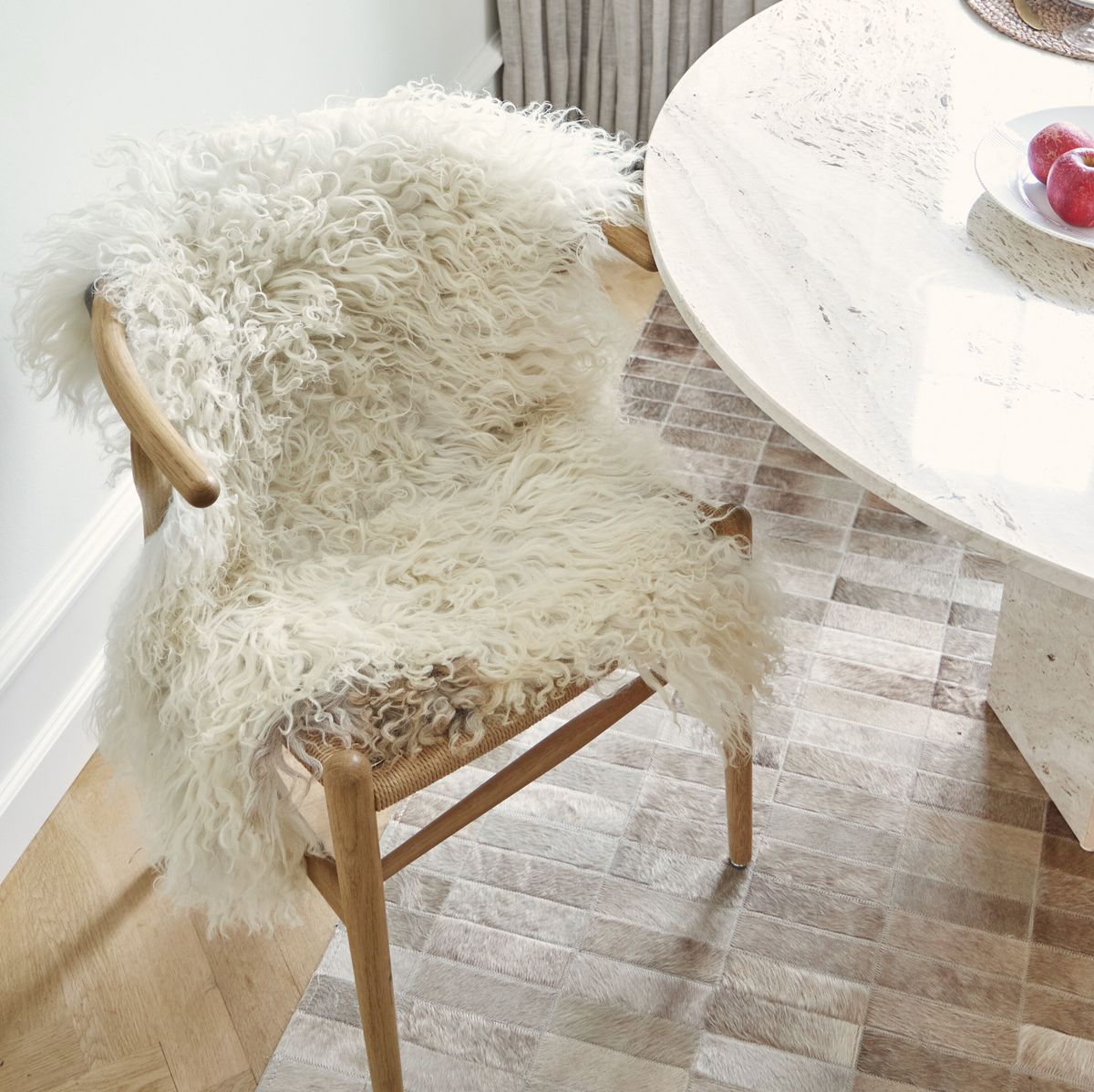 Peau de mouton bouclée 90 cm Noirâtre
