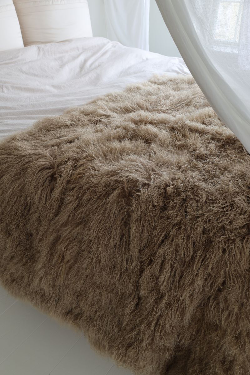 Jeté en peau de mouton bouclée 140 × 180 cm Lever de soleil arctique