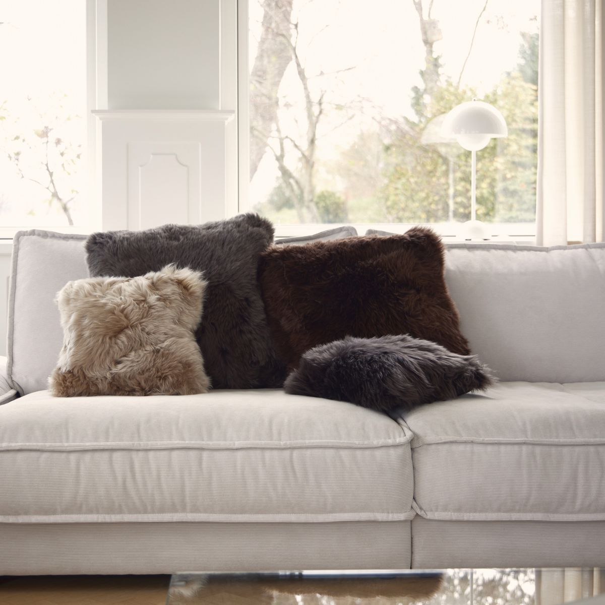 Coussin en peau de mouton longue laine Aubergine