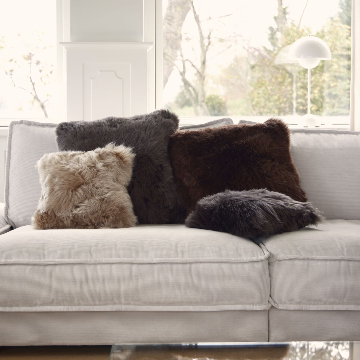 Coussin en peau de mouton longue laine Aubergine
