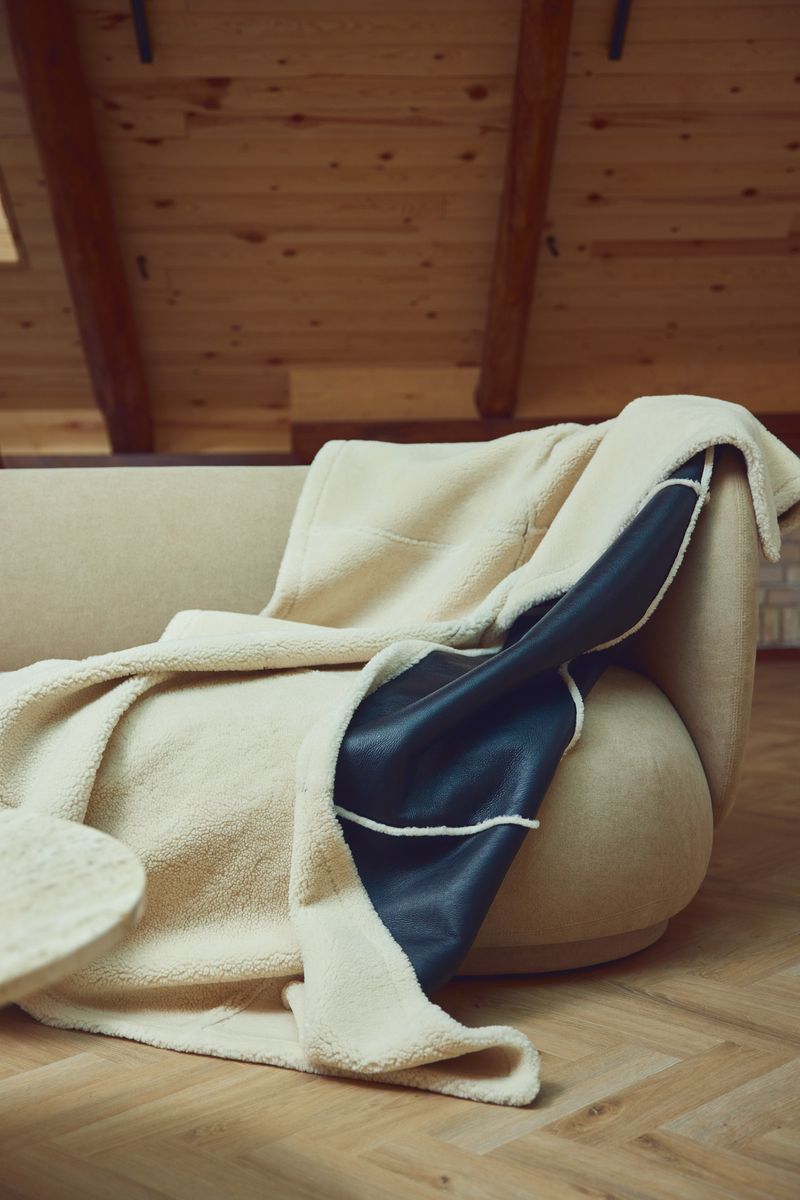 Jeté Addison | Peau de mouton double face | Laine courte Noir/Blanc