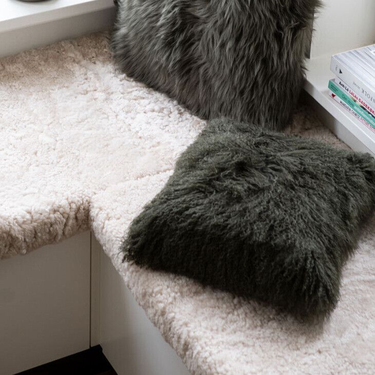Coussin en peau de mouton bouclée Lever de soleil arctique