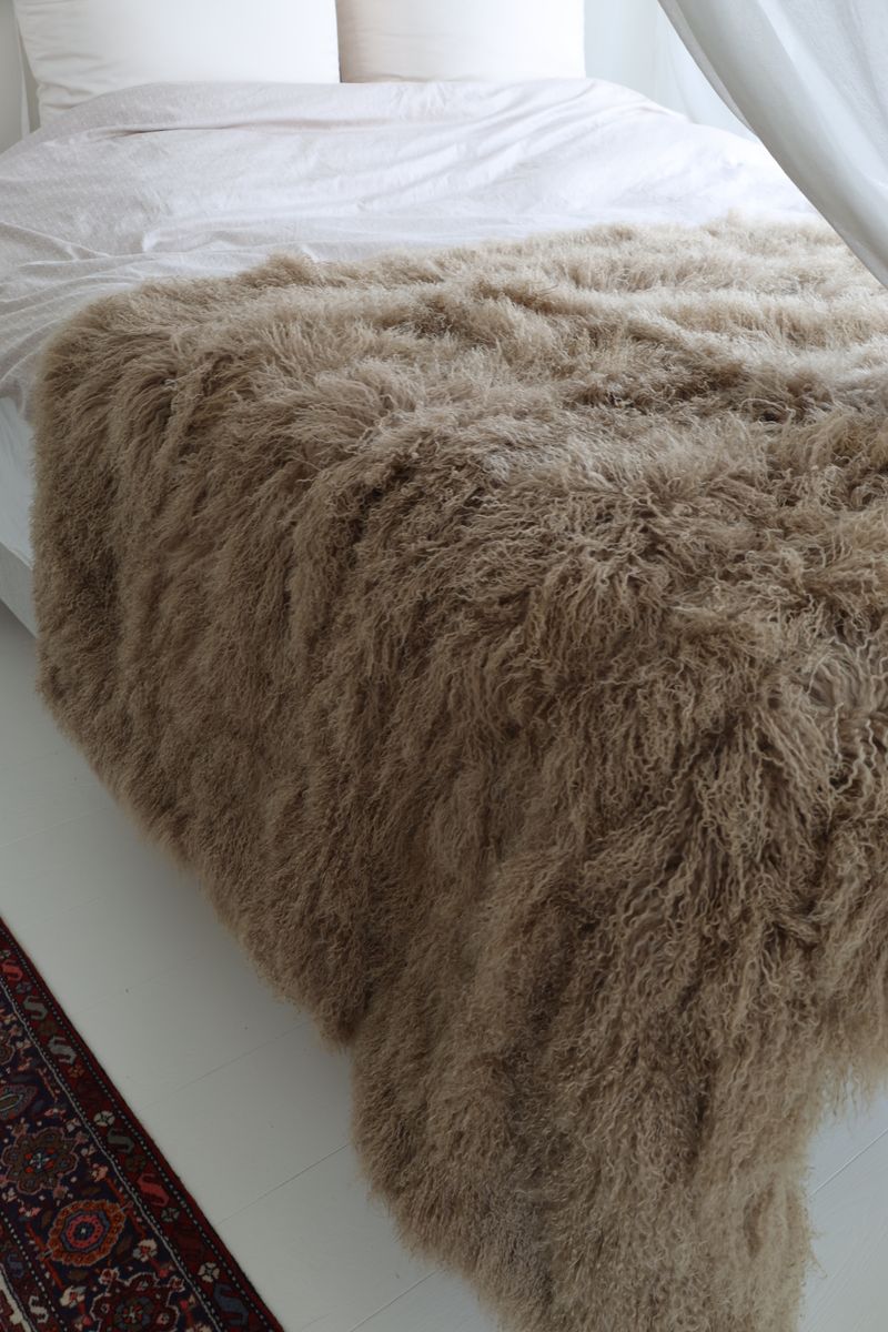 Jeté en peau de mouton bouclée 140 × 180 cm Lever de soleil arctique