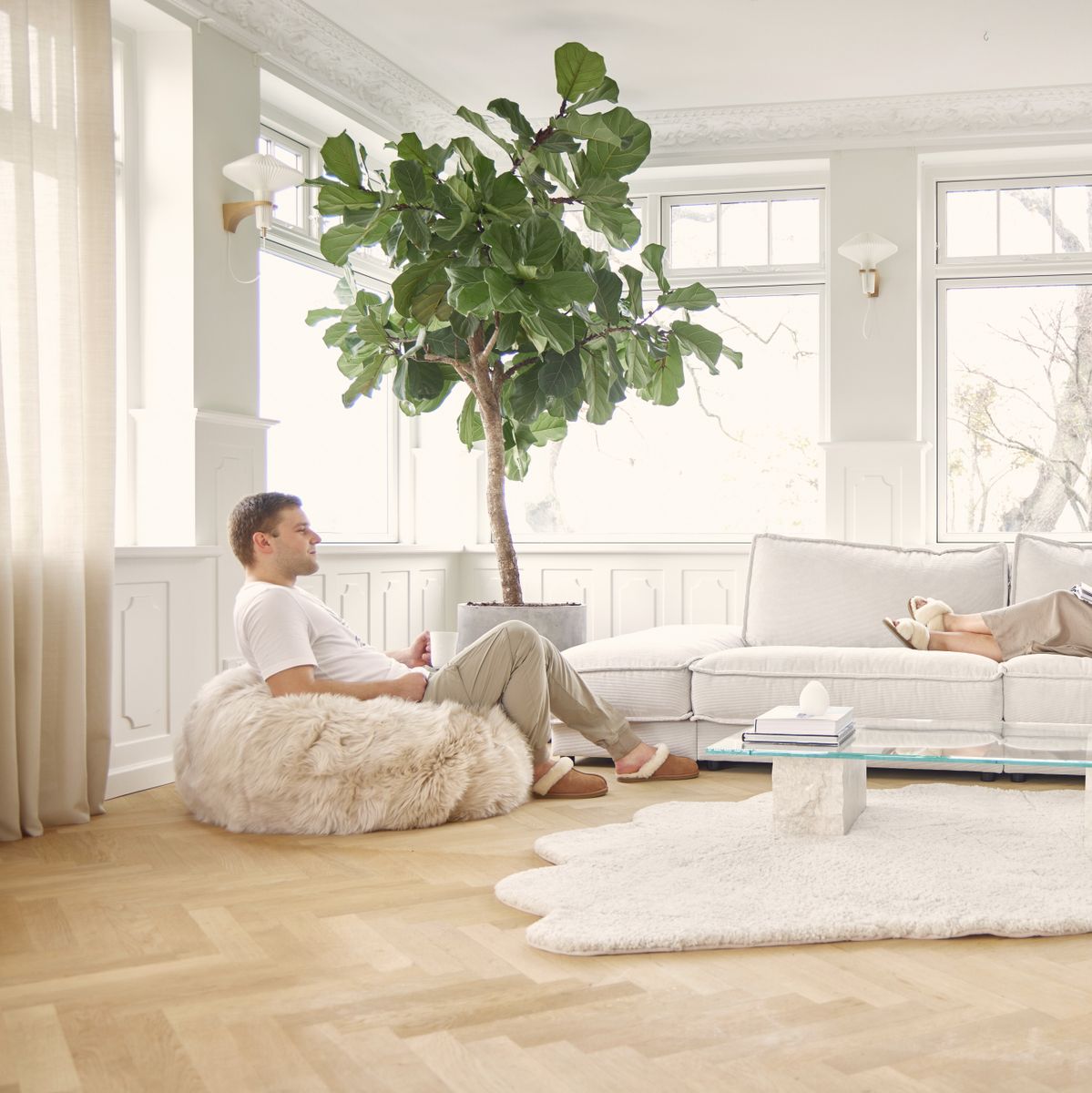 Pouf rond en peau de mouton à laine longue Noir