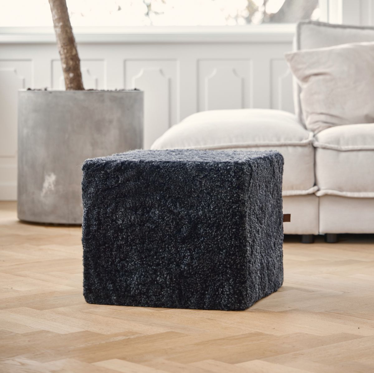 Pouf court en laine bouclée de mouton Anthracite
