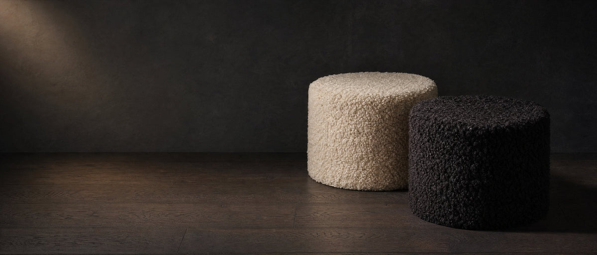 Black Month – poufs en peau de mouton