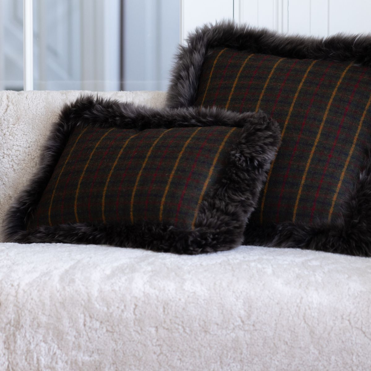 Coussin en peau de mouton longue laine Cacao-Marron foncé/Taupe
