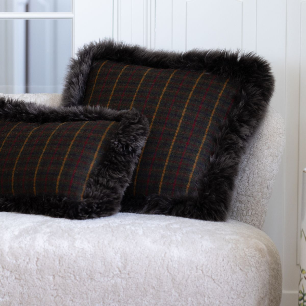 Coussin en peau de mouton longue laine Cacao-Marron foncé/Taupe