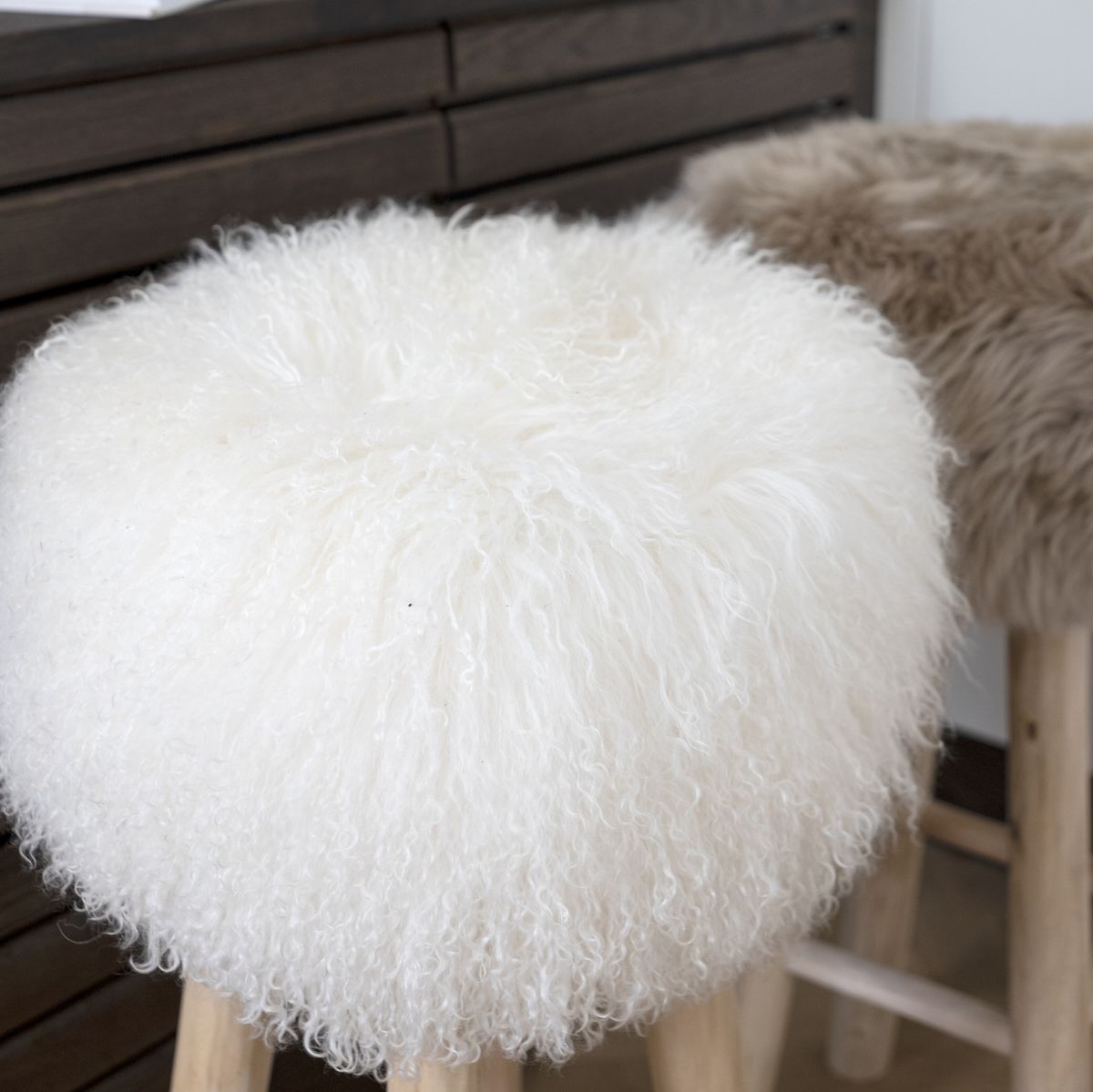 Dessus de tabouret en peau de mouton tibétaine | Ø35 × H17 cm Lever de soleil arctique