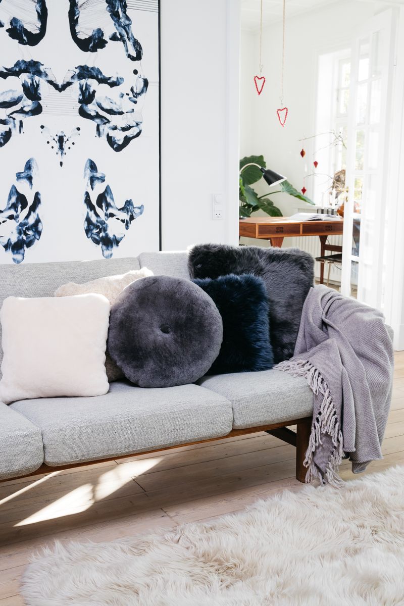 Coussin en peau de mouton longue laine Acier