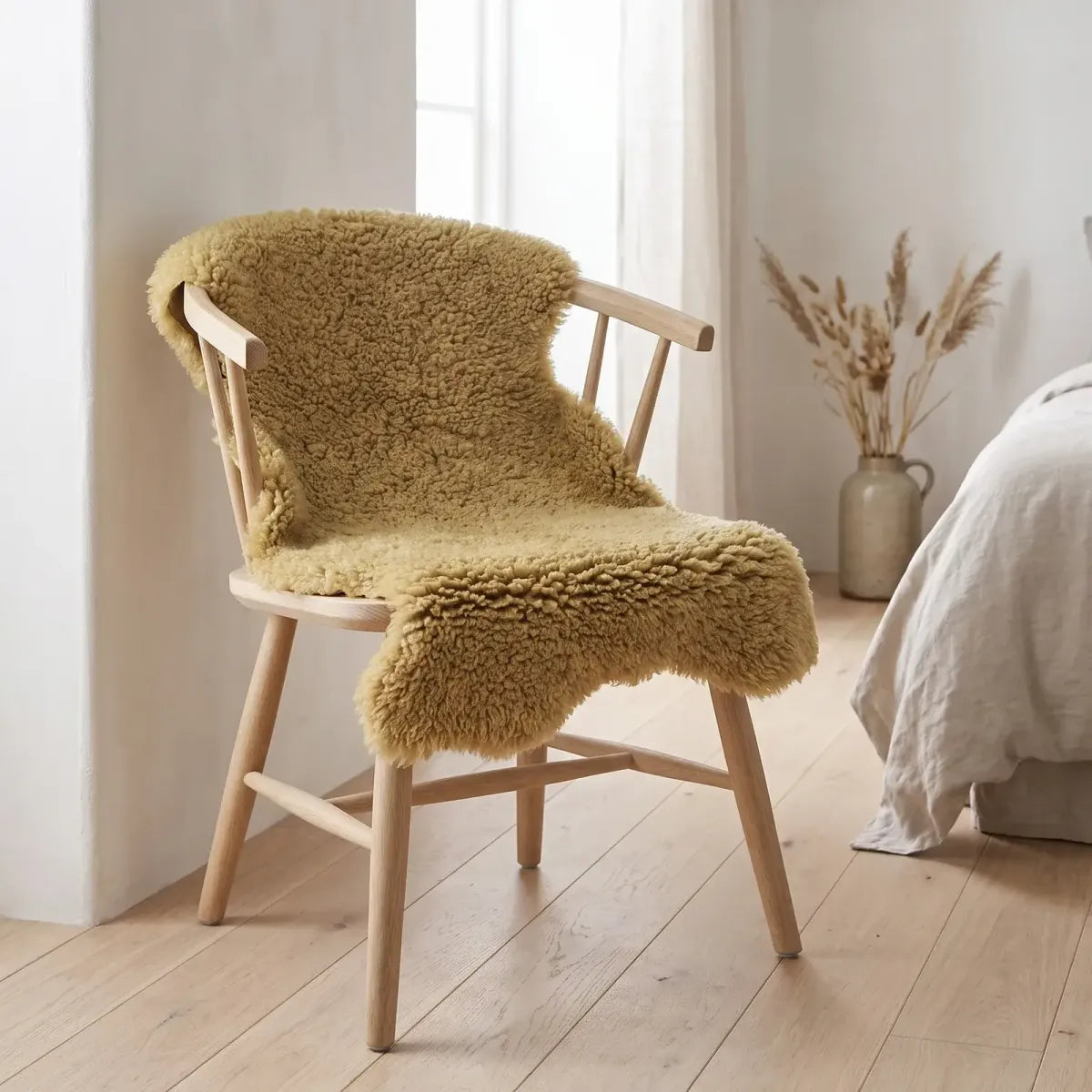 Peau de mouton Black Country | Nouvelle-Zélande | Poils longs bouclés | 90 cm Jaune paille