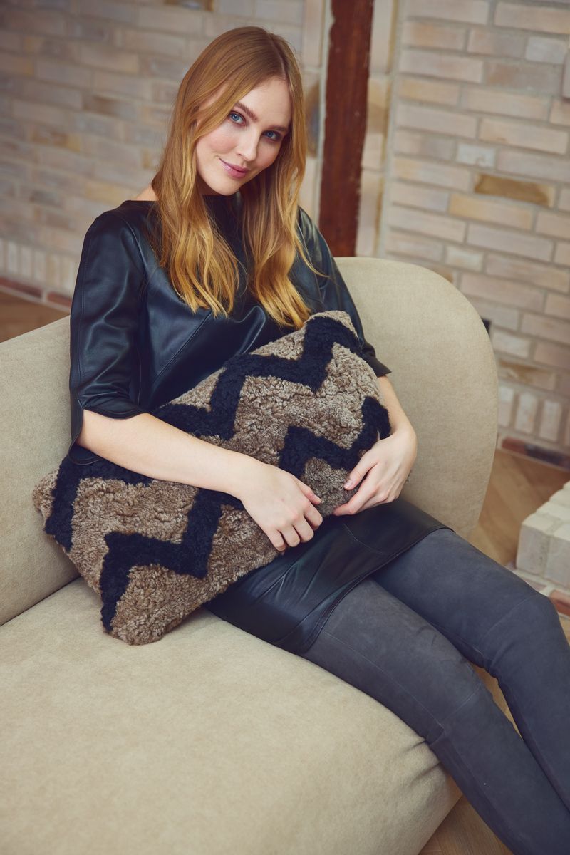 Coussin en laine courte de mouton Taupe/Noir