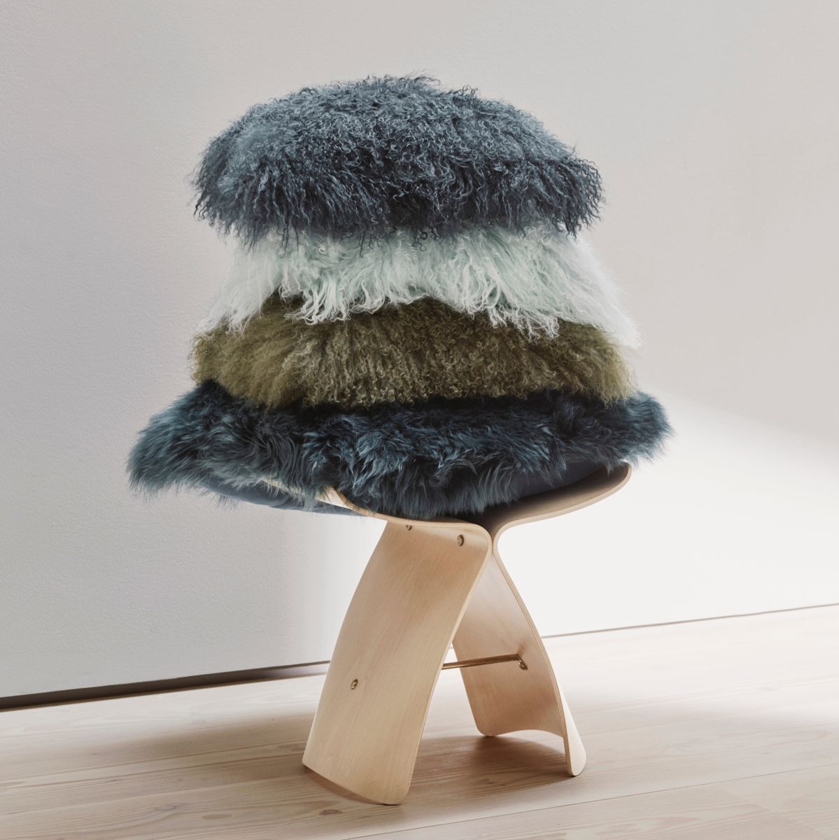 Coussin en peau de mouton bouclée Lever de soleil arctique